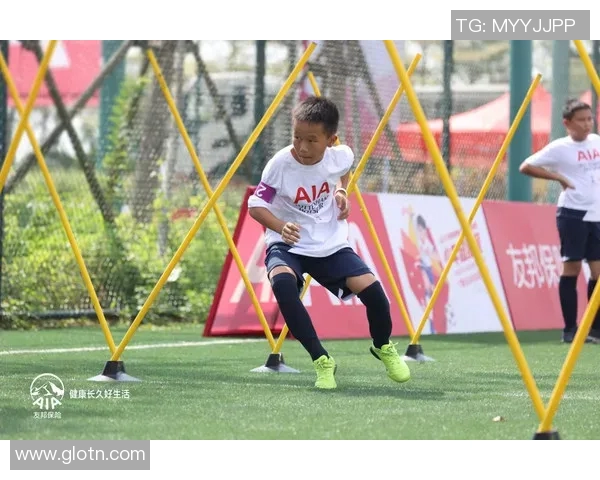 谢鹏飞：从青涩少年到足球场上的闪耀明星之路